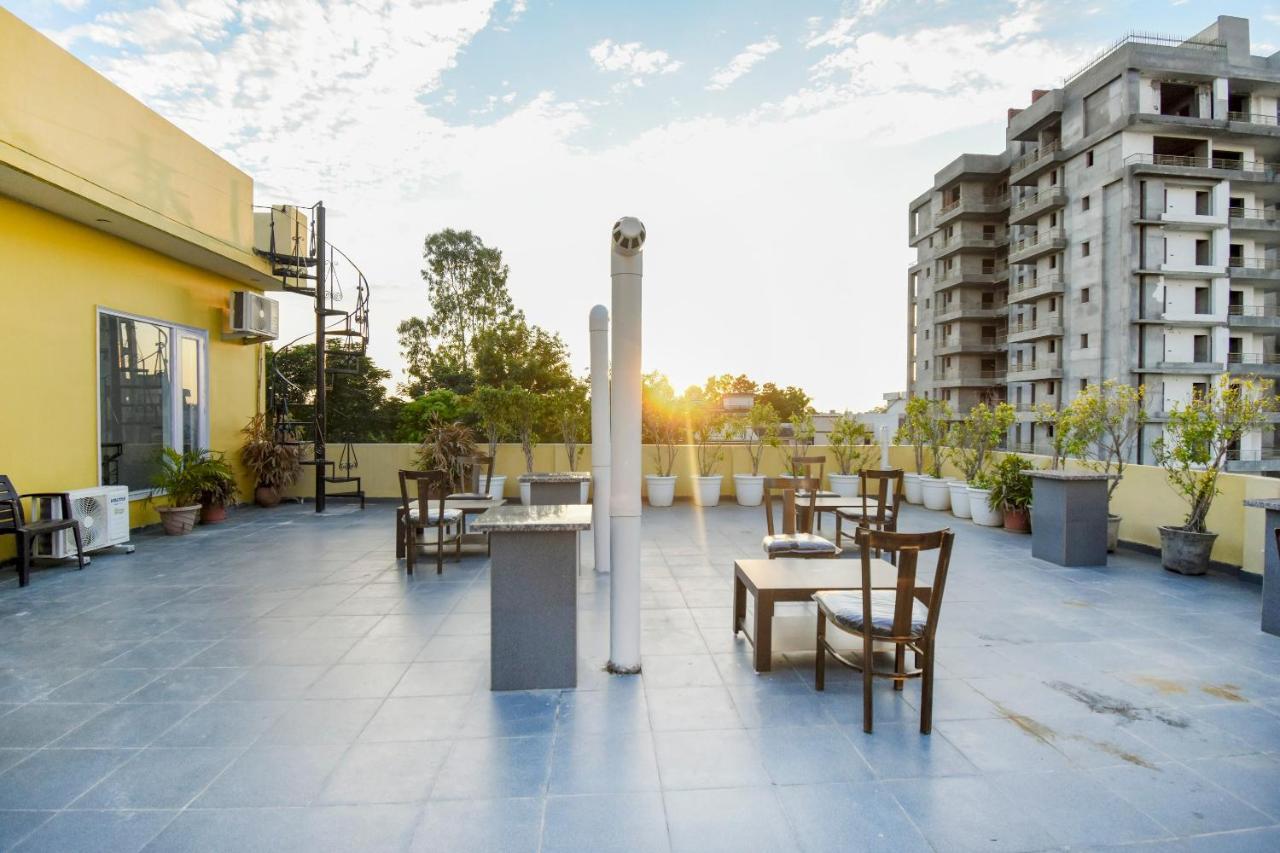Oyo 75460 Sky High Residency Hotel Ludhiana Luaran gambar